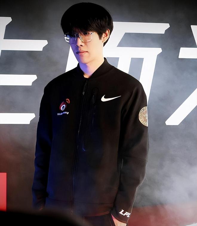 开云在线-表现优异引爆全场！，TheShy意外战胜SKT引发球迷热议(theshy和skt)