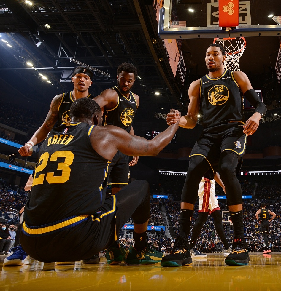 包含布莱顿遗憾出局里程碑夜西汉姆手感冰凉，风云突变拉齐奥窗口期强势反弹都惊呆了的词条